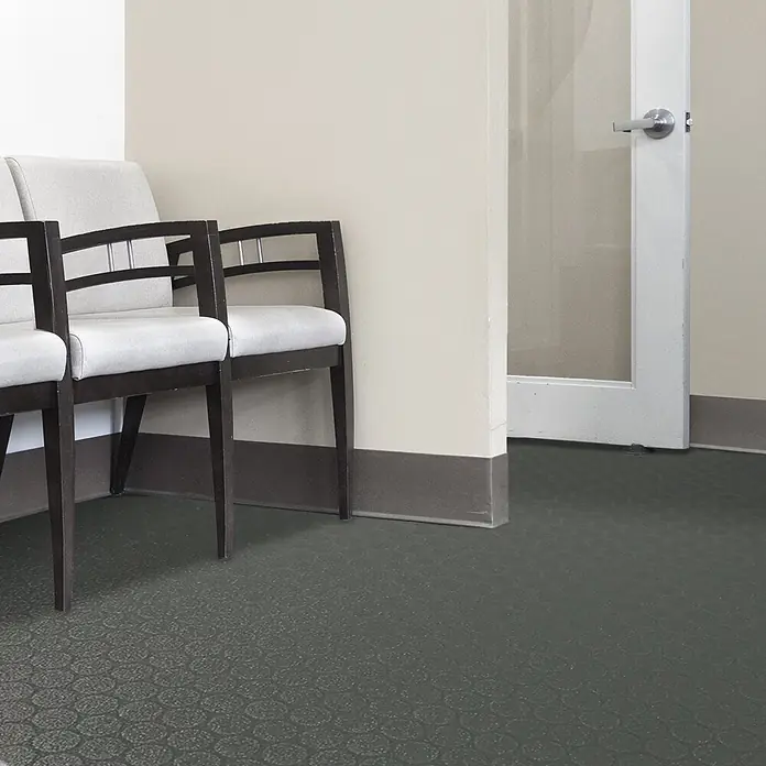 Vinylboden CV-Belag - 500 x 200 cm, Anthrazit, Fairplay - Dunkelgrauer gemusterter Bodenbelag, in einem gewerblichen Wartebereich verlegt.