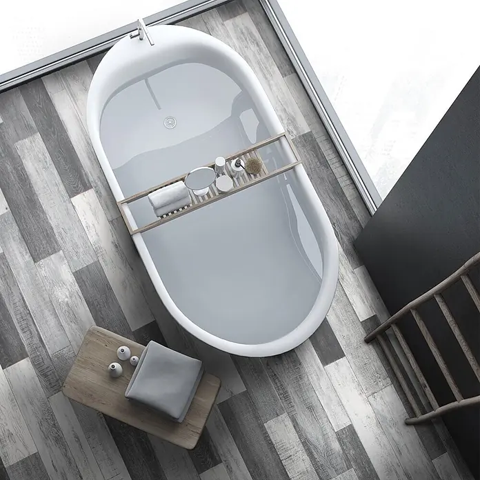 Vinylboden CV-Belag - 1.900 x 200 cm, Cuban Oak 909M - Draufsicht: weiße freistehende Badewanne mit Wasser, holz Badewannenablage mit Pflegeprodukten und Handtüchern, modernes Bad.