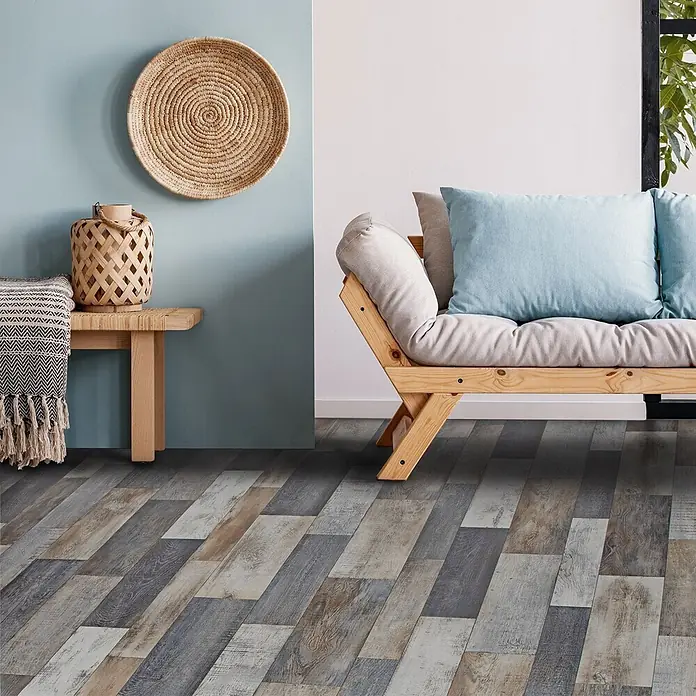 Vinylboden CV-Belag - 1.100 x 100 cm, Cuban Oak 967M - Multitonaler Holzoptik-Bodenbelag mit Dielen in Grau, Weiß und Braun, verwendet in einem Wohnraum.