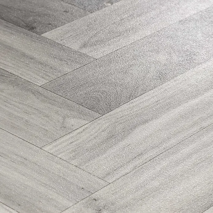 Vinylboden CV-Belag - 400 x 200 cm, Oak Chevron 907M - Hellgrauer Fischgrätboden mit texturierter, gesprenkelter Oberfläche.
