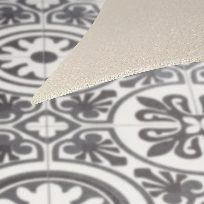 Vinylboden CV-Belag - 1.100 x 200 cm, Lagos 909D - Helle beigefarbene Matten- oder Teppichunterseite, angehoben, um ihre weiche Textur vor gemustertem Boden zu zeigen.