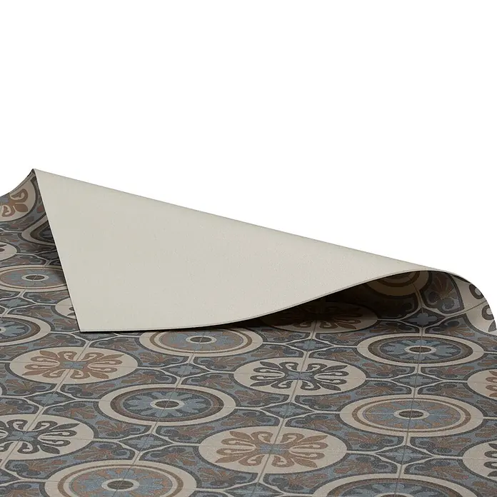 Vinylboden CV-Belag - 700 x 100 cm, Lagos 761M - Gemusterter blauer, brauner und grauer Vinylboden mit geometrischen und floralen Motiven, teilweise abgezogen, um die Unterseite zu zeigen.