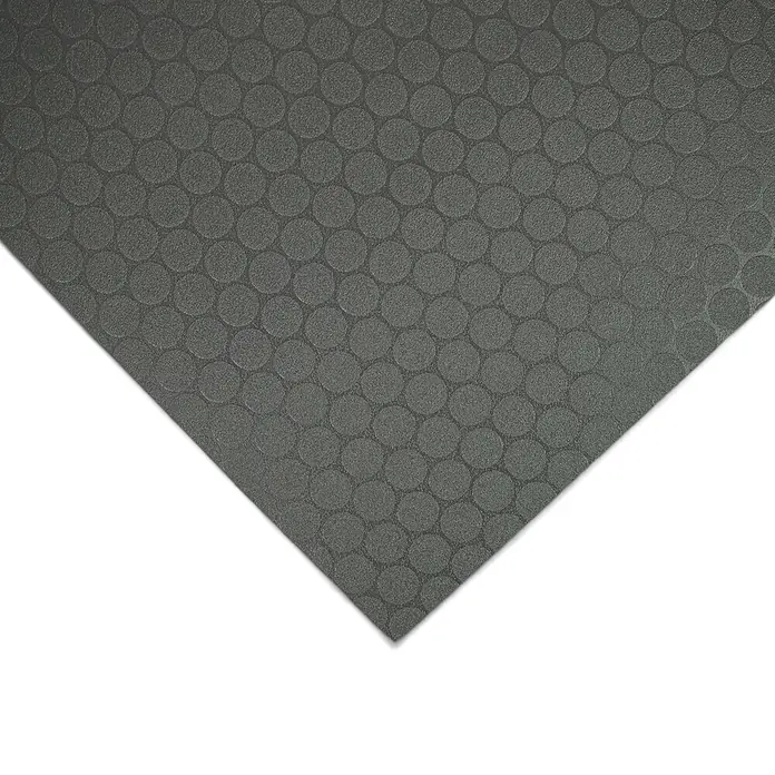 Vinylboden CV-Belag - 500 x 200 cm, Anthrazit, Fairplay - Dunkelgraues strukturiertes Plattenmaterial mit erhabenem, kreisförmigem Anti-Rutsch-Muster.