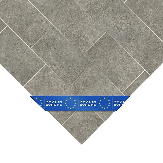 Vinylboden CV-Belag - 1.900 x 100 cm, Kent 968 M - Graue rechteckige Fliesen mit Steintextur, diagonal verlegt, teilweise überlagert von einem blauen „Made in Europe“-Banner.