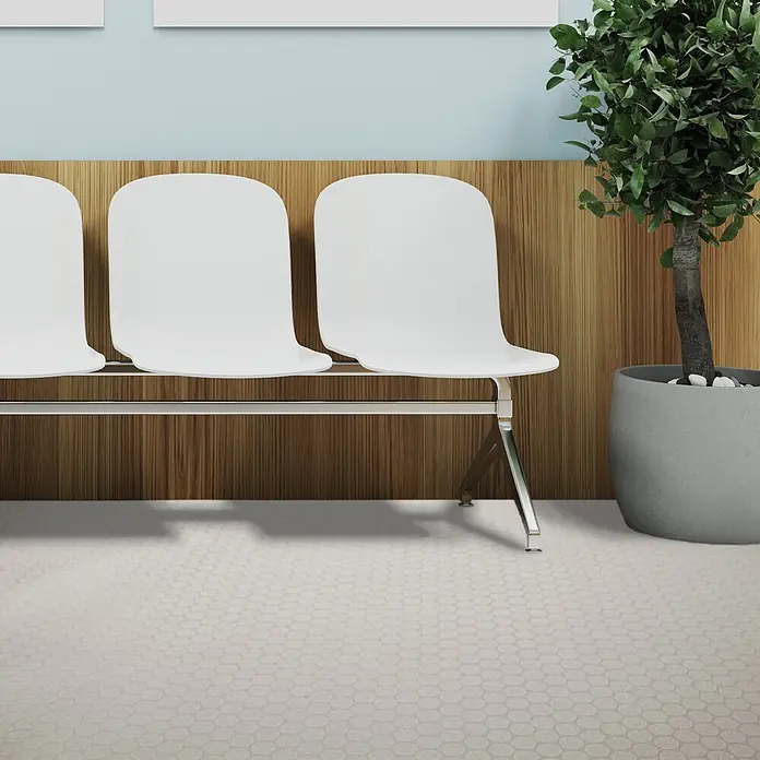 Vinylboden CV-Belag - 900 x 100 cm, Hellgrau, Fairplay - Helles Beige/Grau-Teppich mit dezentem Wabenmuster in einem Wartezimmer.