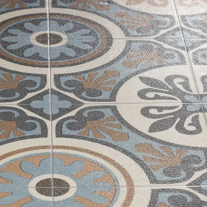 Vinylboden CV-Belag - 700 x 100 cm, Lagos 761M - Intrikat gemusterte Fliesen mit blauen, braunen, grauen und cremefarbenen Blumen- und geometrischen Motiven, mit texturierter Oberfläche.
