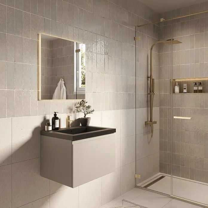 LOMAZOO Badmöbel-Set SOR-BE-WZ-60 - Gesamtbreite Badmöbel: 60 cm, Greige (Graubeige) - Modernes Badezimmer mit beigen Fliesen, schwebendem Waschtisch, beleuchtetem Spiegel und Glasdusche mit Messingarmaturen.