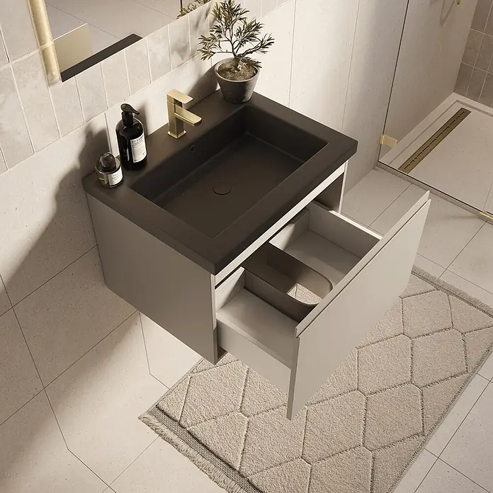 LOMAZOO Badmöbel-Set SOR-BE-WZ-60 - Gesamtbreite Badmöbel: 60 cm, Greige (Graubeige) - Hellergrauer Badunterschrank mit dunkelgrauem Integralwaschbecken und goldfarbenem Wasserhahn in modernem Bad, Schublade offen.
