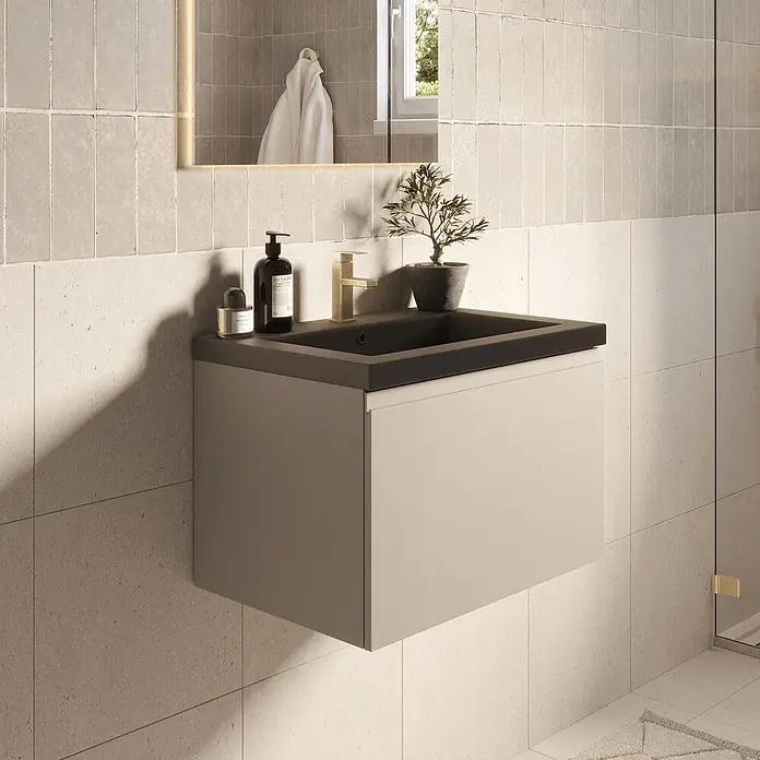 LOMAZOO Badmöbel-Set SOR-BE-WZ-60 - Gesamtbreite Badmöbel: 60 cm, Greige (Graubeige) - Wandhängender Waschtisch mit hellem Beigeschrank und dunkelgrauem Waschbecken, goldener Armatur im modernen Bad.