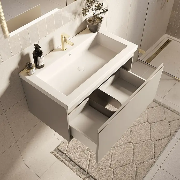 LOMAZOO Badmöbel-Set SOR-BE-WW-80 - Gesamtbreite Badmöbel: 80 cm, Greige (Graubeige) - Hellgrauer wandhängender Waschtischunterschrank mit weißem Waschbecken, goldener Armatur und offener Schublade.