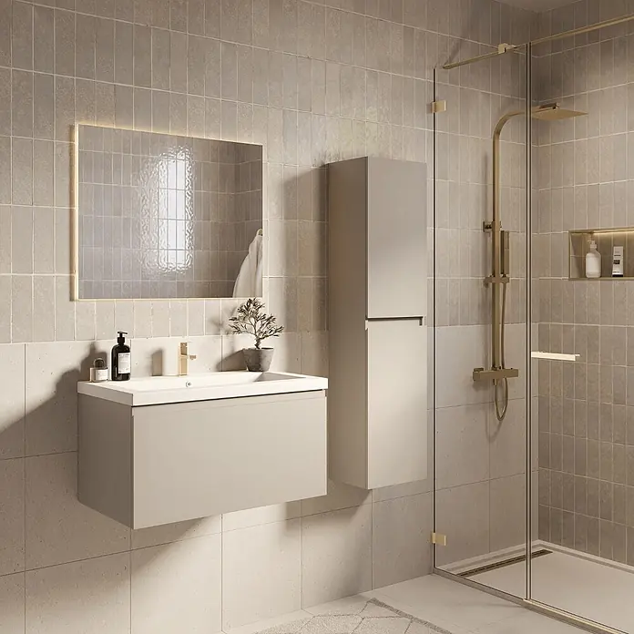 LOMAZOO Badmöbel-Set SOR-BE-WW-80 - Gesamtbreite Badmöbel: 80 cm, Greige (Graubeige) - Hellesgraues schwebendes Badezimmermöbel, Hochschrank und Messingdusche mit Glasabtrennung in einem modernen Bad.
