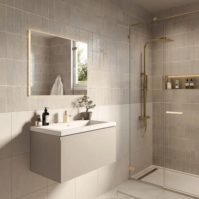 LOMAZOO Badmöbel-Set SOR-BE-WW-80 - Gesamtbreite Badmöbel: 80 cm, Greige (Graubeige) - Modernes Badezimmer mit schwebendem grauem Waschtisch, beleuchtetem Spiegel und Glasdusche mit goldenen Armaturen und neutralen Fliesen.