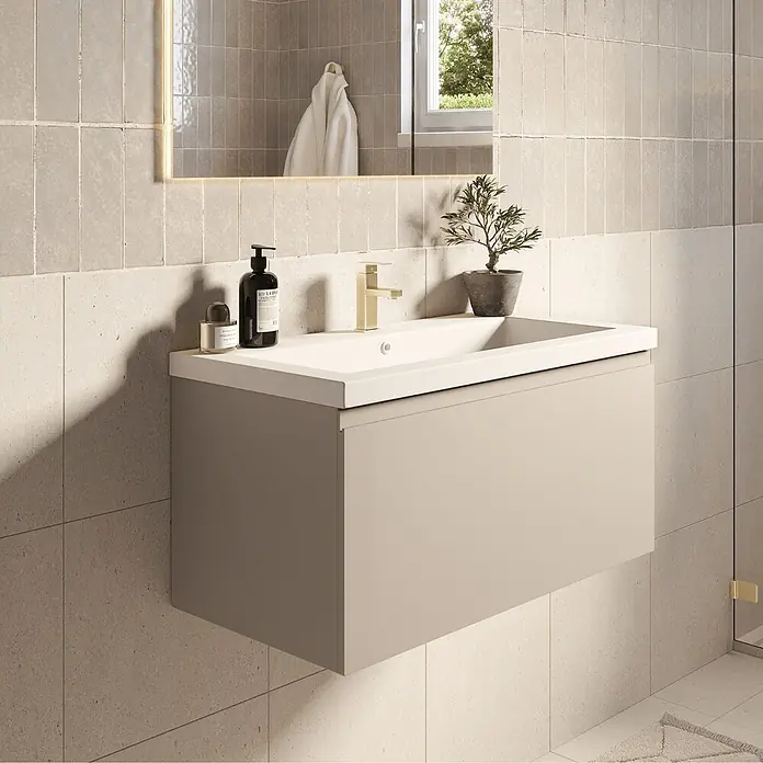 LOMAZOO Badmöbel-Set SOR-BE-WW-80 - Gesamtbreite Badmöbel: 80 cm, Greige (Graubeige) - Ein wandhängender hellbeiger Waschtisch mit integriertem weißen Waschbecken und goldener Armatur in einem modernen Badezimmer.