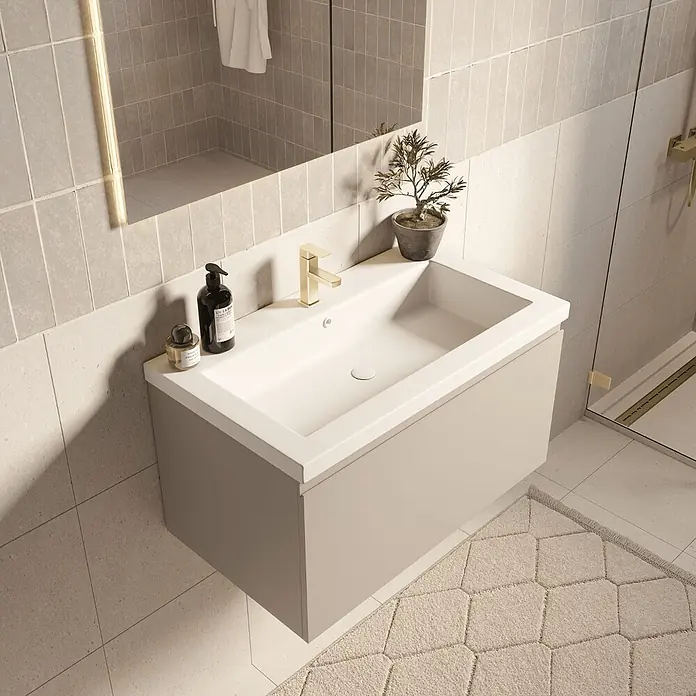 LOMAZOO Badmöbel-Set MOD-BE-WW-80 - Gesamtbreite Badmöbel: 80 cm, Greige - Moderner hellgrauer Badunterschrank mit integriertem weißen Waschbecken und goldenem Wasserhahn im gefliesten Bad.