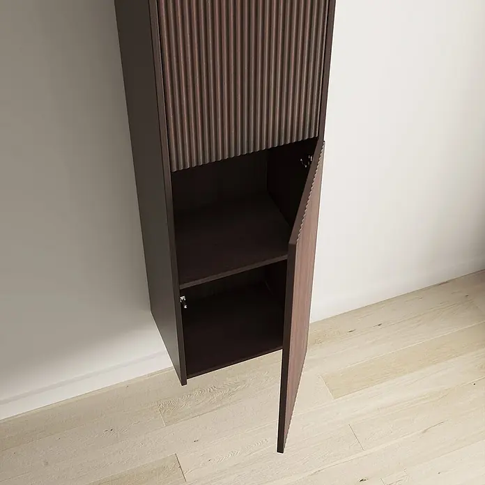 LOMAZOO Badmöbel-Set TRO-RIB-WW-100 - Gesamtbreite Badmöbel: 100 cm, Nussbaum - Hoher, dunkelbrauner Holzschrank mit gerippter Oberklappe und offenem Fach mit Ablage, auf hellem Holzboden.