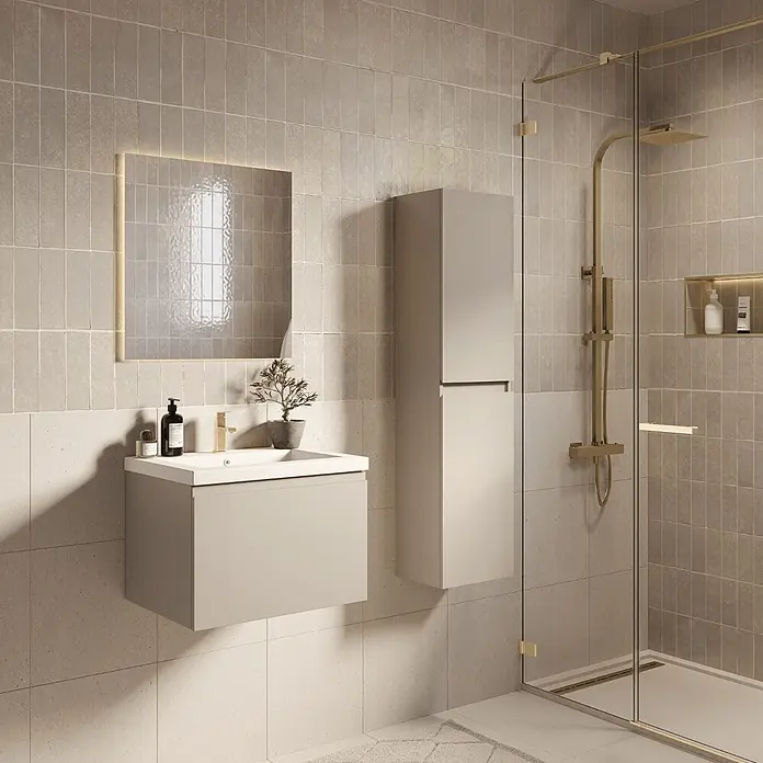 LOMAZOO Badmöbel-Set SOR-BE-WW-60 - Gesamtbreite Badmöbel: 60 cm, Greige (Graubeige) - Moderne hellgraue wandhängende Badmöbel und Hochschrank in einem gefliesten Bad mit goldenen Armaturen.