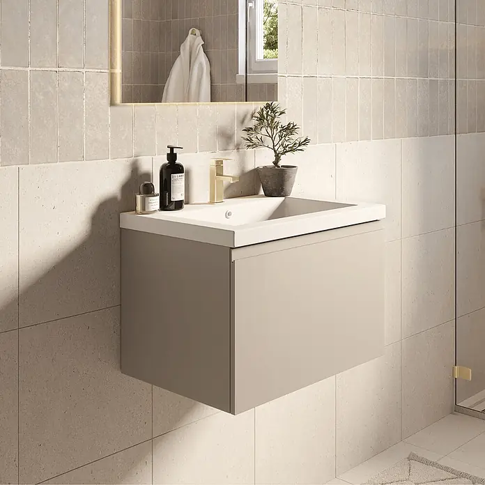 LOMAZOO Badmöbel-Set SOR-BE-WW-60 - Gesamtbreite Badmöbel: 60 cm, Greige (Graubeige) - Beige wandmontierte Badmöbel mit weißem Waschbecken und goldenem Wasserhahn.