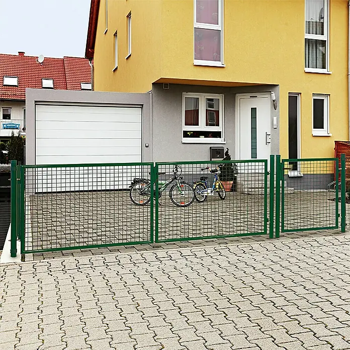 Zauntor - 3 m x 100 cm, Grün, Metall - Ein grüner Metallzaun vor einem Haus mit Fahrrädern dahinter. Der Zaun bietet Sicherheit und einen Hauch von Grün.