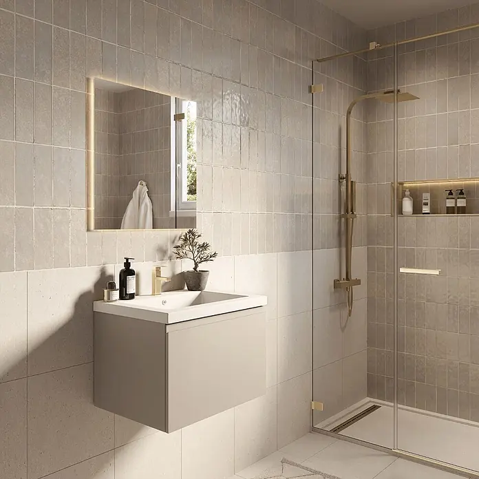 LOMAZOO Badmöbel-Set SOR-BE-WW-60 - Gesamtbreite Badmöbel: 60 cm, Greige (Graubeige) - Stilvolles Badezimmer mit hellen neutralen Fliesen, schwebendem Waschtisch, beleuchtetem Spiegel und Glasdusche mit Messingarmaturen.
