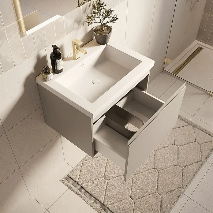 LOMAZOO Badmöbel-Set SOR-BE-WW-60 - Gesamtbreite Badmöbel: 60 cm, Greige (Graubeige) - Hellgrauer Badezimmer-Waschtisch mit integriertem weißen Waschbecken, goldenem Wasserhahn und offener Schublade, in einem modernen Bad.