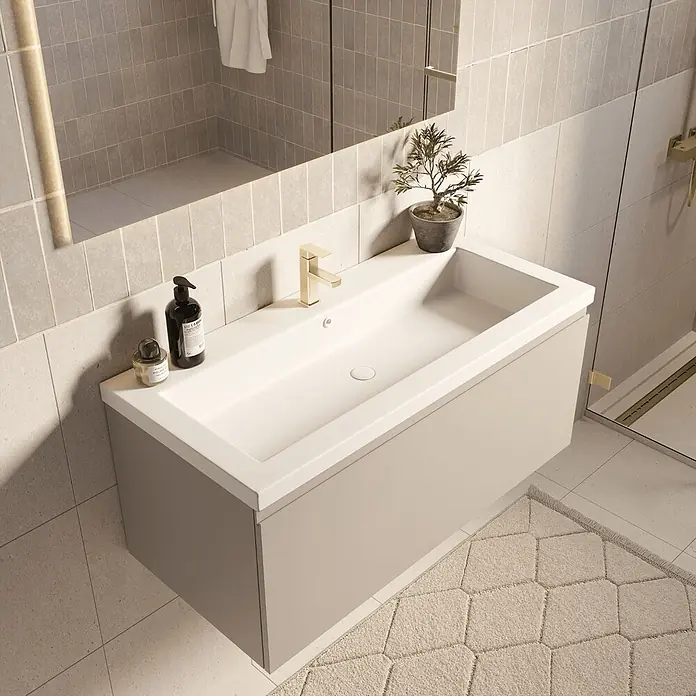 LOMAZOO Badmöbel-Set MOD-BE-WW-100 - Gesamtbreite Badmöbel: 100 cm, Greige - Hellbeige wandmontierte Badmöbel mit weißem Waschbecken und goldener Armatur in einem modernen Badezimmer.