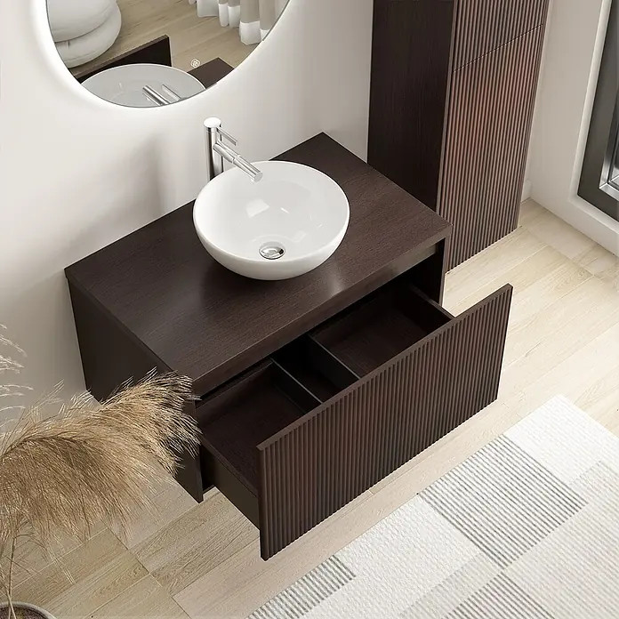 LOMAZOO Badmöbel-Set TRO-RIB-WW-80 - Gesamtbreite Badmöbel: 80 cm, Nussbaum - Dunkelbrauner, geriffelter Badunterschrank mit weißem Waschbecken, Chromarmatur und beleuchtetem Rundspiegel. Eine Schublade ist geöffnet.