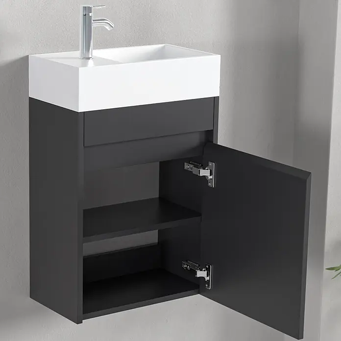 LOMAZOO Badmöbel-Set F02-MZ-W - Gesamtbreite Badmöbel: 40 cm, Mattschwarz - Wandmontierter dunkelgrauer Badunterschrank mit weißem Waschbecken, Chromarmatur. Offene Tür zeigt zwei Ablagen und eine Schublade.