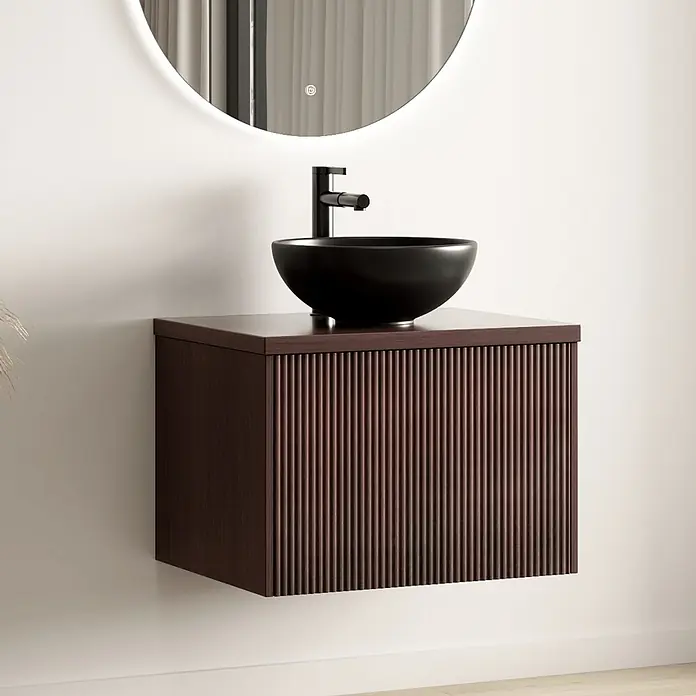 LOMAZOO Badmöbel-Set MES-RIB-WZ-60 - Gesamtbreite Badmöbel: 60 cm, Nussbaum - Wandhängender, dunkelbrauner Badschrank mit geriffelter Front, schwarzem Aufsatzwaschbecken und Armatur unter beleuchtetem Spiegel.
