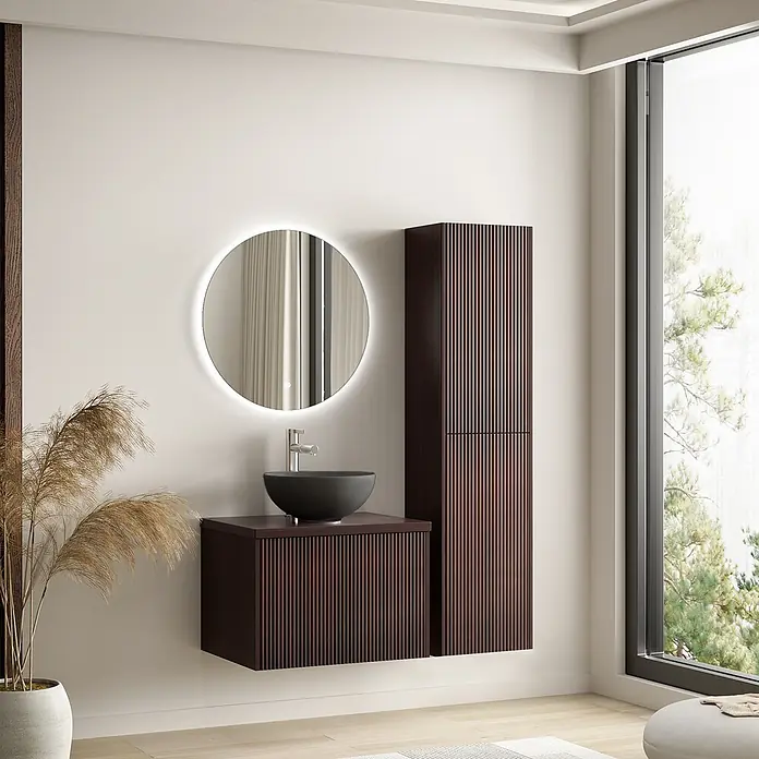 LOMAZOO Badmöbel-Set MES-RIB-WZ-60 - Gesamtbreite Badmöbel: 60 cm, Nussbaum - Moderner Waschtisch aus dunklem Rillenholz mit schwarzem Aufsatzwaschbecken, beleuchtetem Spiegel und passendem Hochschrank.