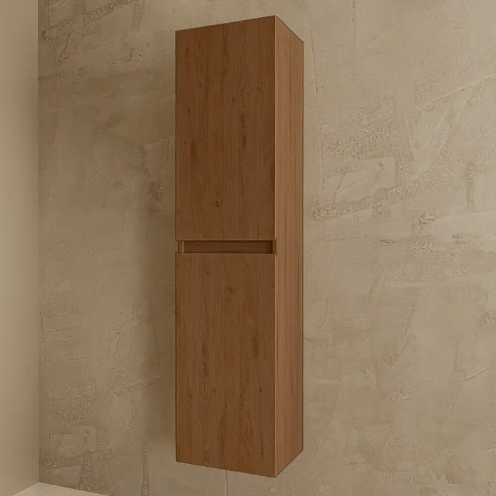 LOMAZOO Badmöbel-Set LM-VER-WE-WW-60 - Gesamtbreite Badmöbel: 60 cm, Warme Eiche - Hoher, schmaler, hellbrauner Holz-Wandschrank an einer strukturierten beigefarbenen Wand.
