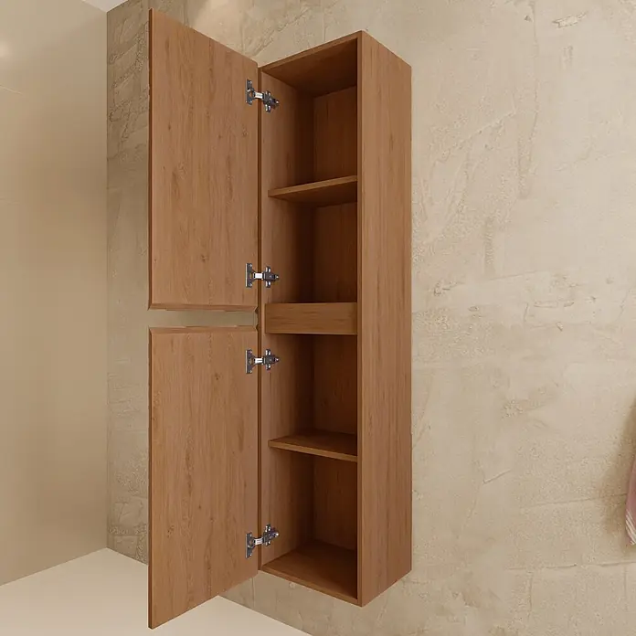 LOMAZOO Badmöbel-Set LM-VER-WE-WW-60 - Gesamtbreite Badmöbel: 60 cm, Warme Eiche - Hellbrauner Badschrank aus Holz mit zwei geöffneten Türen und Regalböden, an einer strukturierten Wand.