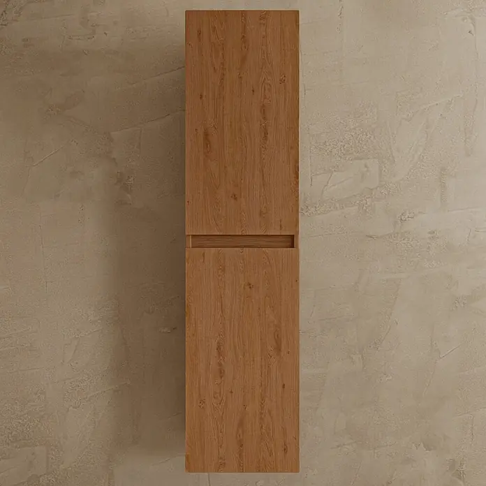 LOMAZOO Badmöbel-Set LM-VER-WE-WW-60 - Gesamtbreite Badmöbel: 60 cm, Warme Eiche - Hoher, hellbrauner Wandhängeschrank aus Holz mit zwei Fächern, an einer strukturierten beigen Wand montiert.