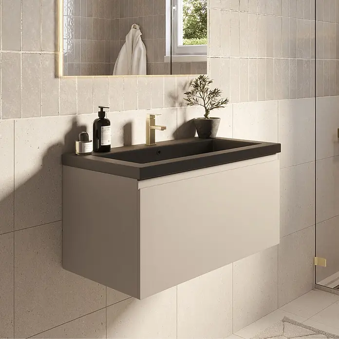 LOMAZOO Badmöbel-Set SOR-BE-WZ-80 - Gesamtbreite Badmöbel: 80 cm, Greige (Graubeige) - Wandmontierter hellbeiger Badunterschrank mit dunkelgrauem integriertem Waschbecken und goldener Armatur in einem modernen Badezimmer.