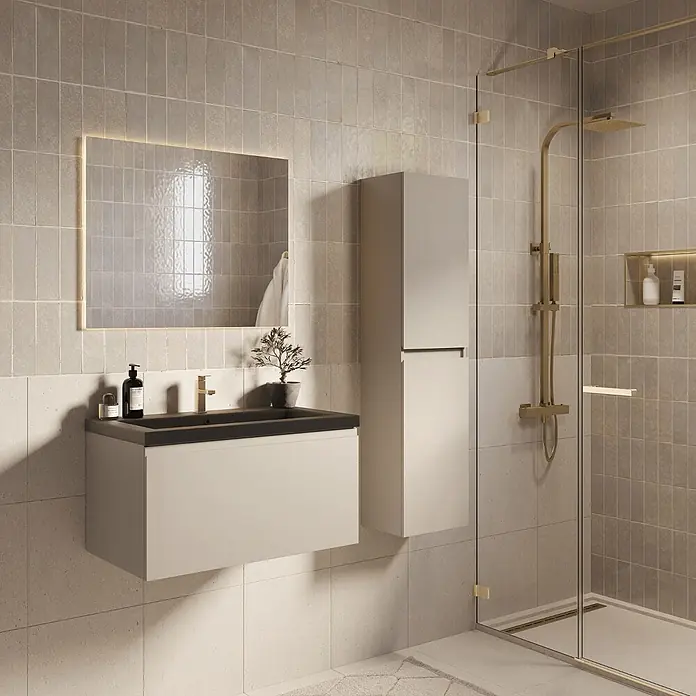 LOMAZOO Badmöbel-Set SOR-BE-WZ-80 - Gesamtbreite Badmöbel: 80 cm, Greige (Graubeige) - Modernes beigefarbenes Badezimmer mit schwebendem Waschtisch, beleuchtetem Spiegel und goldenen Duscharmaturen.