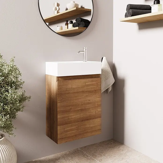 LOMAZOO Badmöbel-Set F01-30052-W - Gesamtbreite Badmöbel: 40 cm, Warme Eiche - Wandmontierter Badunterschrank mit weißem Waschbecken und Holzschrank, in einem modernen Badezimmer.