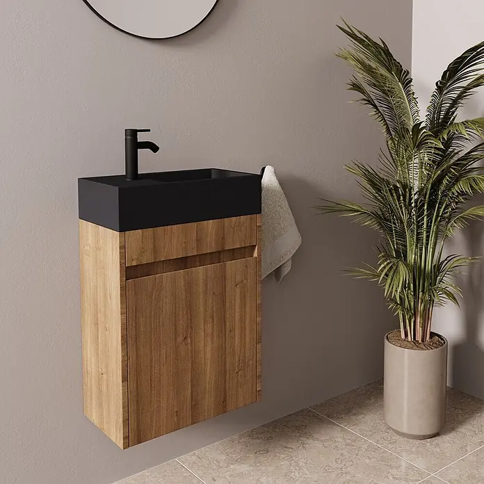 LOMAZOO Badmöbel-Set F02-30052-Z - Gesamtbreite Badmöbel: 40 cm, Warme Eiche - Wandmontierter Waschtisch aus Holz mit integriertem schwarzen Waschbecken und schwarzem Wasserhahn in einem modernen Badezimmer.