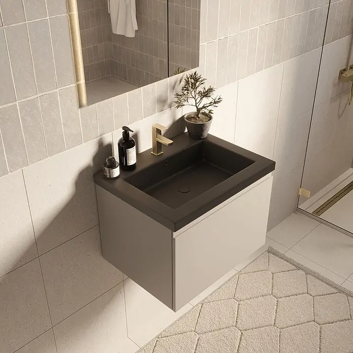 LOMAZOO Badmöbel-Set MOD-BE-WZ-60 - Gesamtbreite Badmöbel: 60 cm, Greige - Wandmontierter Badschrank mit schwarzem Waschbecken, hellgrauem Unterschrank und goldener Armatur.
