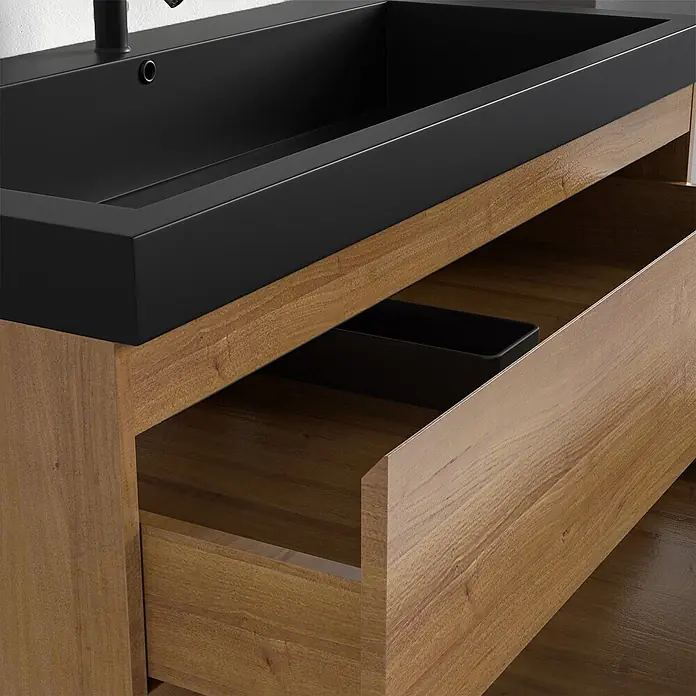 LOMAZOO Badmöbelset AVALON 100 cm - Mit Hochschrank - Warmes Eichenholz - Waschbecken Schwarz -  - Moderner Badezimmer-Waschtisch mit integriertem schwarzem Waschbecken und hellem Holzunterschrank. Die untere Schublade ist teilweise geöffnet.