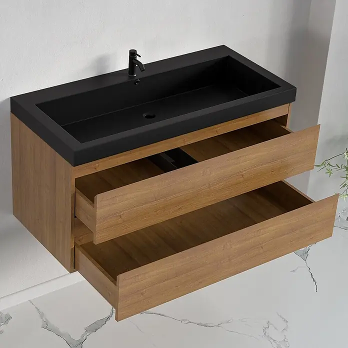 LOMAZOO Badmöbelset AVALON 100 cm - Mit Hochschrank - Warmes Eichenholz - Waschbecken Schwarz -  - Wandmontierter Waschtischunterschrank mit schwarzem integriertem Waschbecken und Wasserhahn, sowie hellem Holzschrank mit zwei offenen Schubladen.
