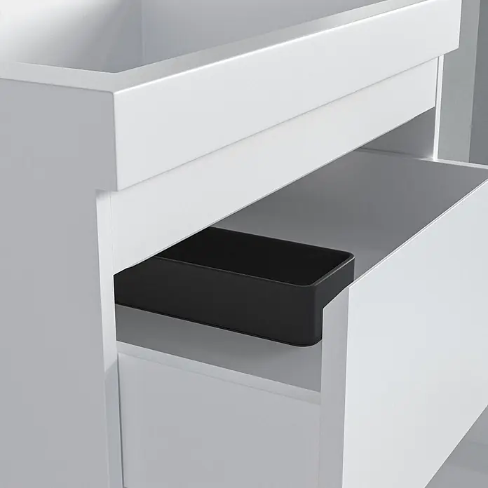 LOMAZOO Badmöbel-Set BMSET-60-GW-WW - Gesamtbreite Badmöbel: 60 cm, Glänzend weiß - Weißer Schubladenschrank mit geöffneter Schublade, die eine schwarze rechteckige Ablageschale zeigt.