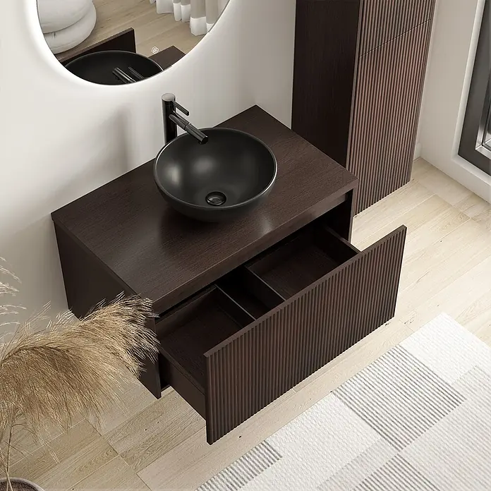 LOMAZOO Badmöbel-Set MES-RIB-WZ-80 - Gesamtbreite Badmöbel: 80 cm, Nussbaum - Dunkelbrauner schwebender Waschtisch mit schwarzem Aufsatzwaschbecken und Armatur, mit geöffneter geriffelter Schublade, im modernen Badezimmer.
