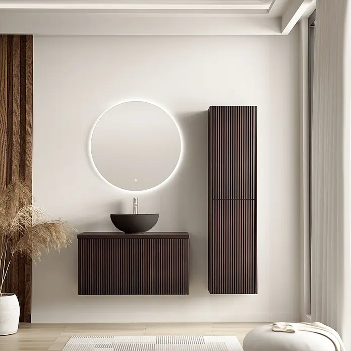 LOMAZOO Badmöbel-Set TRO-RIB-WZ-80 - Gesamtbreite Badmöbel: 80 cm, Nussbaum - Modernes Badezimmer mit dunklem geripptem Waschtischunterschrank, schwarzem Aufsatzwaschbecken, rundem beleuchtetem Spiegel und hohem Hochschrank.