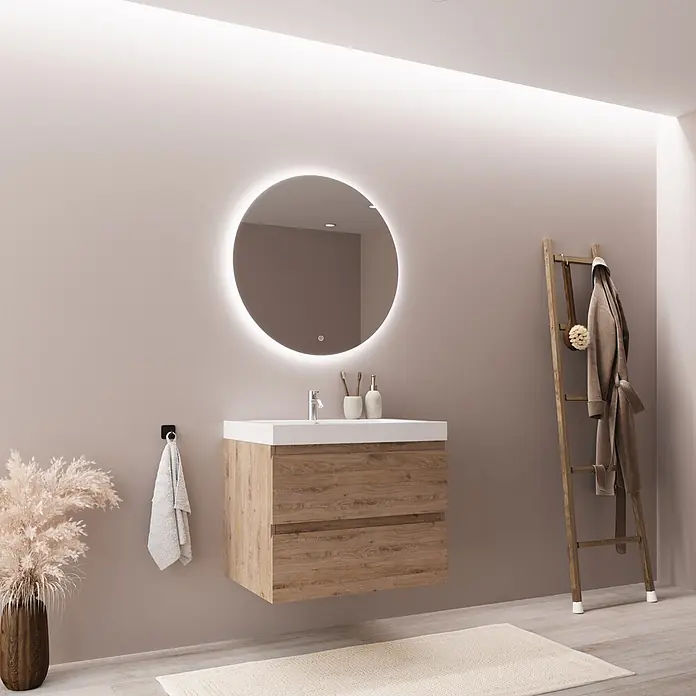 LOMAZOO Badmöbel-Set MON-LE-WW-60 - Gesamtbreite Badmöbel: 60 cm, Helles Eichenholz - Ein modernes Bad zeigt einen wandhängenden Waschtisch aus hellem Holz mit weißem Becken und rundem beleuchteten Spiegel.