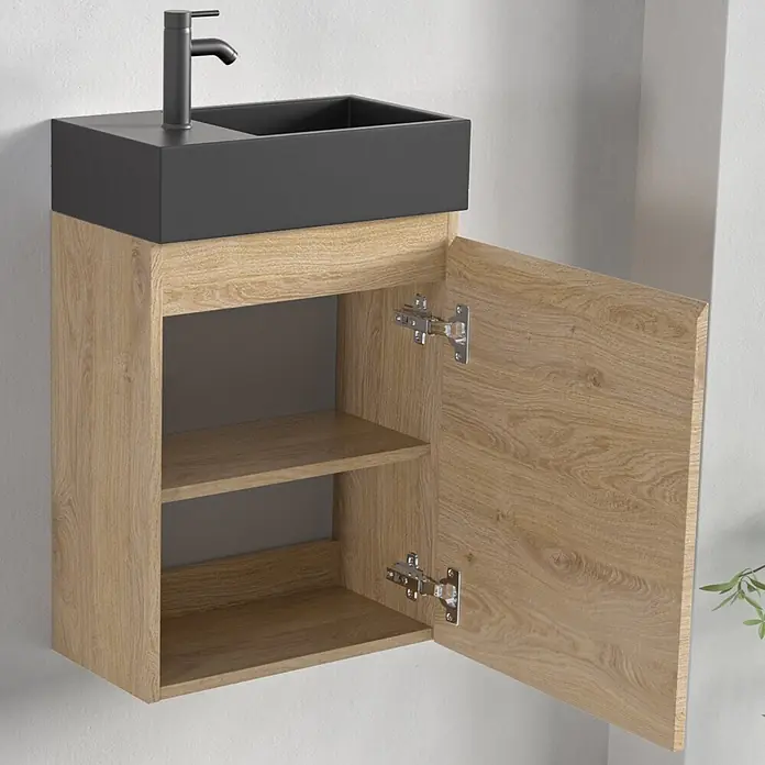 LOMAZOO Badmöbel-Set F01-1247-Z - Gesamtbreite Badmöbel: 40 cm, Helles Eichenholz - Wandhängender Waschtischunterschrank mit schwarzem Waschbecken und Armatur sowie hellbraunem Holzschrank mit offener Tür und Regal.