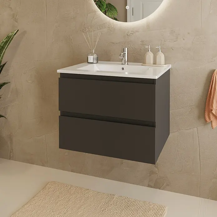 LOMAZOO Badmöbel-Set LM-MAR-MZ-WW-60 - Gesamtbreite Badmöbel: 60 cm, Mattschwarz - Dunkelgrauer wandhängender Badschrank mit zwei Schubladen und weißem Keramikwaschbecken, mit Chromarmatur, in einem modernen Badezimmer.
