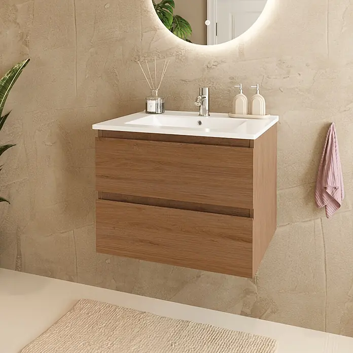 LOMAZOO Badmöbel-Set LM-MAR-WE-WW-60 - Gesamtbreite Badmöbel: 60 cm, Warme Eiche - Wandhängender Holzwaschtisch mit weißem Waschbecken im modernen Badezimmer.
