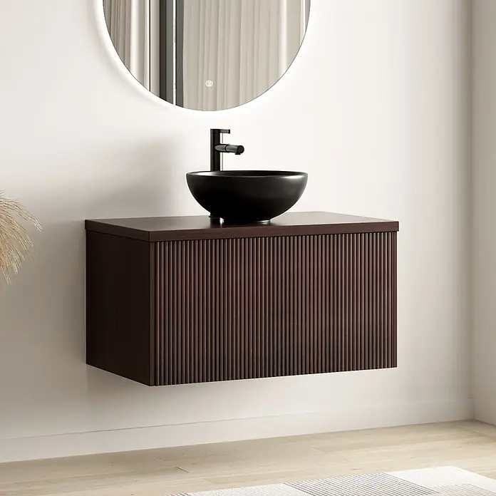 LOMAZOO Badmöbel-Set MES-RIB-WZ-80 - Gesamtbreite Badmöbel: 80 cm, Nussbaum - Dunkelbrauner geriffelter Wandschrank mit schwarzem Aufsatzwaschbecken und Armatur.