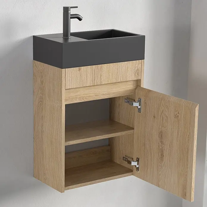 LOMAZOO Badmöbel-Set F02-1247-Z - Gesamtbreite Badmöbel: 40 cm, Helles Eichenholz - Wandhängender Badunterschrank aus hellem Holz mit dunkelgrauem integriertem Waschbecken und schwarzem Wasserhahn. Offene Tür zeigt zwei Regale.