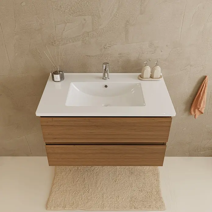 LOMAZOO Badmöbel-Set LM-MAR-WE-WW-80 - Gesamtbreite Badmöbel: 80 cm, Warme Eiche - Moderner Badwaschtisch mit weißem Waschbecken und hellem Holzschrank in einem Badezimmer.