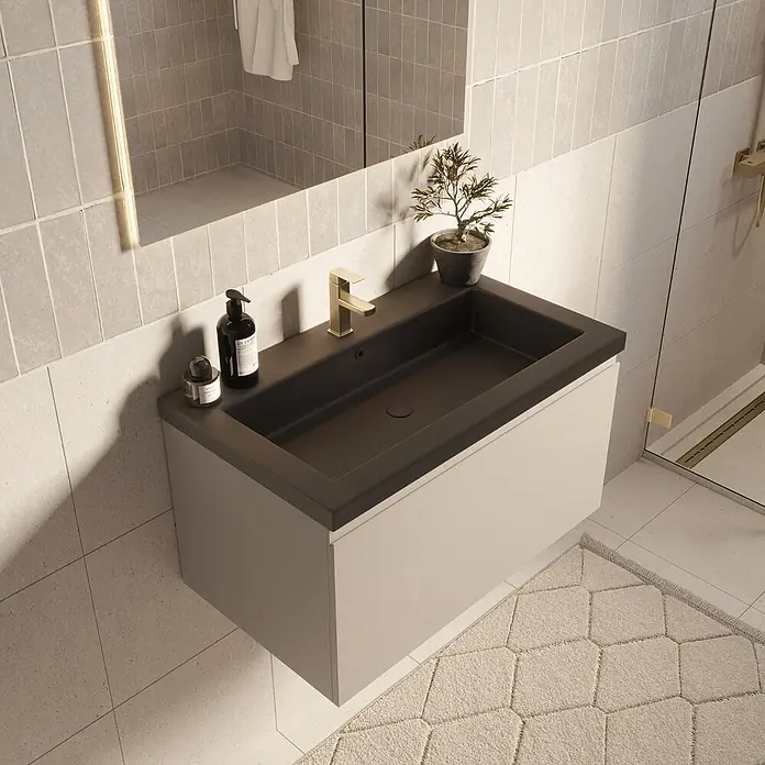 LOMAZOO Badmöbel-Set MOD-BE-WZ-80 - Gesamtbreite Badmöbel: 80 cm, Greige - Moderner Badezimmer-Waschtisch mit hellgrauem Unterschrank, dunkelgrauem Becken und goldenem Wasserhahn in einem gefliesten Bad.